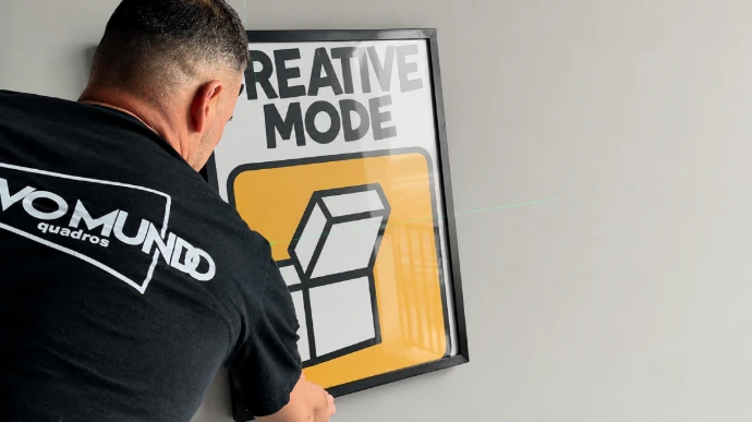 Equipe realizando instalação profissional de quadros