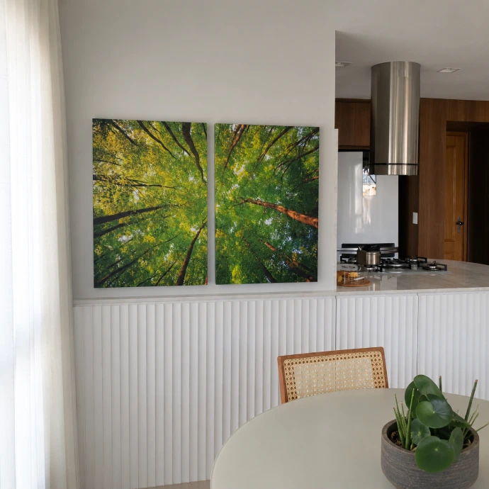 Composição de quadros modernos em sala de estar decorada
