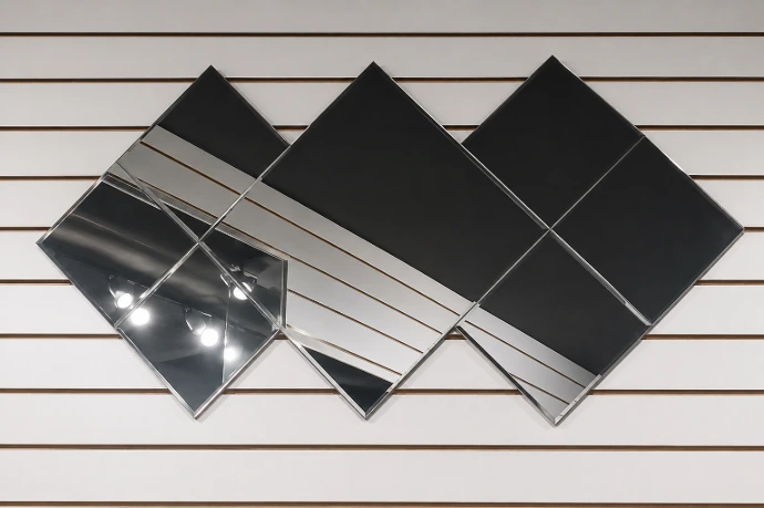 Espelho com iluminação LED em ambiente de banheiro luxuoso